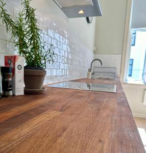 Kuchyň nebo kuchyňský kout v ubytování Classical 3 bedroom, 2 bath, minutes from Royal Palace, Main Shopping Street, Restaurants & Downtown