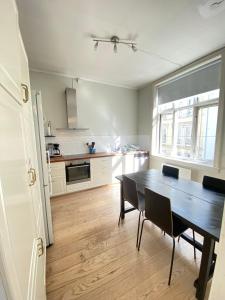 Kuchyň nebo kuchyňský kout v ubytování Classical 3 bedroom, 2 bath, minutes from Royal Palace, Main Shopping Street, Restaurants & Downtown