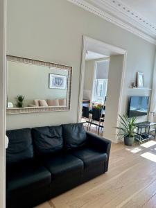 TV a/nebo společenská místnost v ubytování Classical 3 bedroom, 2 bath, minutes from Royal Palace, Main Shopping Street, Restaurants & Downtown