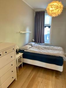 Postel nebo postele na pokoji v ubytování Classical 3 bedroom, 2 bath, minutes from Royal Palace, Main Shopping Street, Restaurants & Downtown