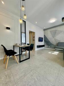 TV a/nebo společenská místnost v ubytování ApartPoltava PREMIUM ДИЗАЙН закритий ЖК ПИЛИПА ОРЛИКА 26