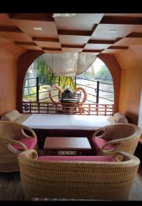 Posezení v ubytování Kailasam Cruise houseboats