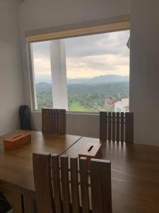 Vista generica sulle montagne o vista sulle montagne dall'interno della stanza in casa privata