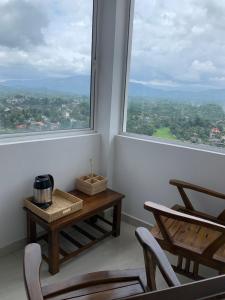 Vista generica sulle montagne o vista sulle montagne dall'interno della stanza in casa privata