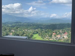 Vista generica sulle montagne o vista sulle montagne dall'interno della stanza in casa privata