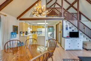 une cuisine et une salle à manger avec une table en bois dans l'établissement Hillside Hideaway Warm and Cozy Terrace Lakes Cabin, à Crouch