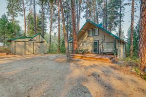 une maison au milieu d'une forêt dans l'établissement Hillside Hideaway Warm and Cozy Terrace Lakes Cabin, à Crouch