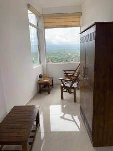 Vista generica sulle montagne o vista sulle montagne dall'interno della stanza in casa privata
