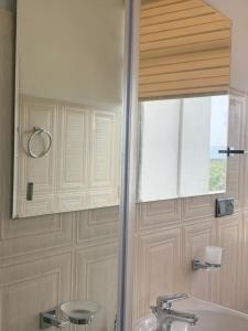 un bagno con lavandino e specchio di Galkaduwa360 Villa a Kandy