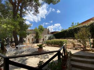 a patio with chairs and a table in a yard at Villa Sofia San Ciro 401 in Ulmi