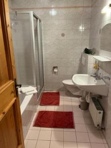 A bathroom at Stegerbauer