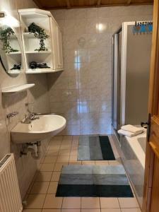 A bathroom at Stegerbauer