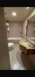 Ένα μπάνιο στο Arkan Al Manar Hotel
