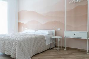 ein Schlafzimmer mit einem Bett und einer Wand mit Bergen in der Unterkunft Relais del Parco Azzurro e Relais del Parco Rosa in LʼAquila