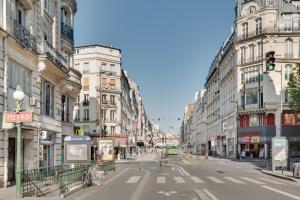 une rue urbaine vide avec des bâtiments et un feu de circulation dans l'établissement Le Confidentiel - Bastille, à Paris