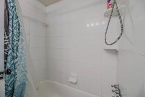 a bathroom with a tub and a shower at 4br Orlando Home Pets Family Comfort & Deals in Orlando +19 photos