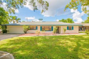 a house with a green lawn in front of it at 4br Orlando Home Pets Family Comfort & Deals in Orlando