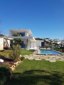 Casa Papoila في ألبوفيرا: فيلا مع مسبح ومنزل