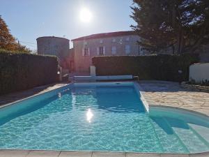 a swimming pool in the backyard of a house at Maison la tour in Néré