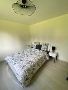 Voodi või voodid majutusasutuse maison plain pied Charleval toas