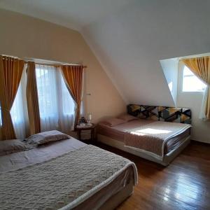 Postel nebo postele na pokoji v ubytování Vila Dinar Mountain View Di Lembang