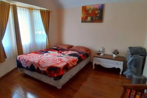 Postel nebo postele na pokoji v ubytování Vila Dinar Mountain View Di Lembang