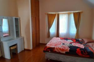 Postel nebo postele na pokoji v ubytování Vila Dinar Mountain View Di Lembang