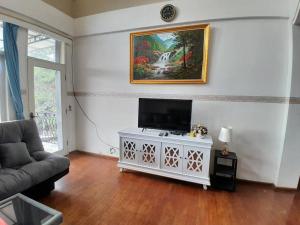 TV a/nebo společenská místnost v ubytování Vila Dinar Mountain View Di Lembang