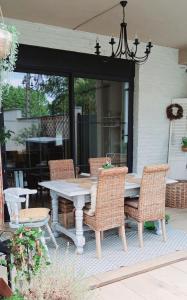 a white table and chairs on a patio at La maison de Mona in Carcassonne