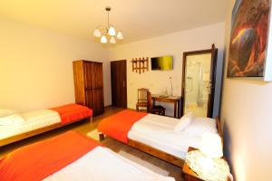 um quarto de hotel com duas camas e um espelho em Willa Julia em Cracóvia