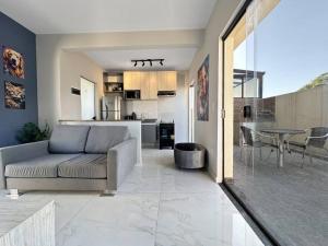 ein Wohnzimmer mit Sofa und Tisch in der Unterkunft Espaçoso Apartamento com Churrasqueira Expo Imig in São Paulo