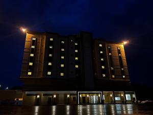 a large building at night with lights on at الفرعا للوحدات السكنية المفروشة ابها االواديين القرعا دلغان المسقي in Ad Dhid
