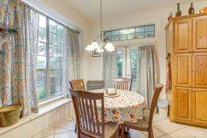 ein Esszimmer mit Tisch und Stühlen und Fenstern in der Unterkunft 1 Mi to Stillhouse Hollow Lake Texas Family Home in Belton