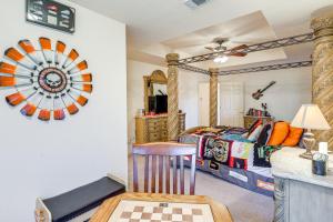 ein Schlafzimmer mit einem Bett und einem Tisch mit einem Stuhl in der Unterkunft 1 Mi to Stillhouse Hollow Lake Texas Family Home in Belton