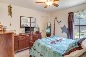 ein Schlafzimmer mit einem Bett, einer Kommode und einem TV in der Unterkunft 1 Mi to Stillhouse Hollow Lake Texas Family Home in Belton