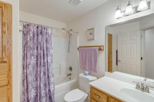 ein Badezimmer mit Toilette, Waschbecken und Dusche in der Unterkunft 1 Mi to Stillhouse Hollow Lake Texas Family Home in Belton + 19 Fotos