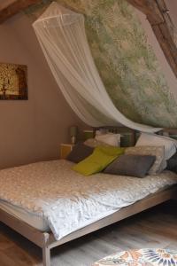 un dormitorio con una cama con mosquitera en Les Girouteaux Le Fenil, en Les Eyzies-de-Tayac 13 fotos más