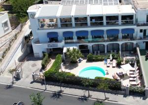 Bazén v ubytování Capri Bougainville Luxury Boutique Hotel nebo v jeho okolí