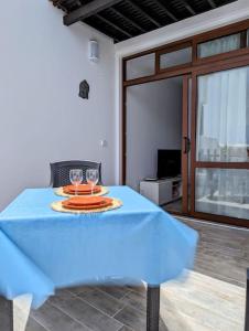 TV a/nebo společenská místnost v ubytování Charming Flat in Los Molinos with Terrace & Pools, Near Playa Bastian