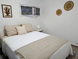 Postel nebo postele na pokoji v ubytování Charming Flat in Los Molinos with Terrace & Pools, Near Playa Bastian