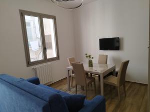 a living room with a blue couch and a table at appartament Suoro Palma in Marsala