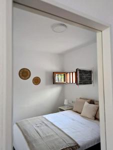 Postel nebo postele na pokoji v ubytování Charming Flat in Los Molinos with Terrace & Pools, Near Playa Bastian + 33 fotografií