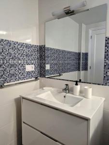 Koupelna v ubytování Charming Flat in Los Molinos with Terrace & Pools, Near Playa Bastian