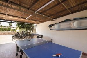 a ping pong table in a room with a ping pong ball at Villa Merilusi Apartments in Fontane Bianche