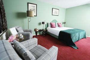a hotel room with a bed and a couch at Het Ros van Twente in De Lutte
