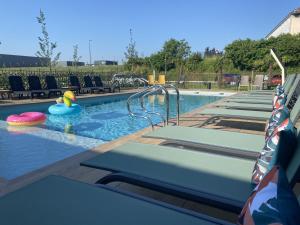 Bazén v ubytování Holiday Inn Dijon Sud - Longvic by IHG nebo v jeho okolí