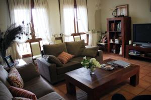 un soggiorno con divano e tavolino da caffè di Villa Mencia a Corullón