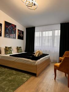 ein Schlafzimmer mit einem großen Bett in einem Zimmer in der Unterkunft Jungle Loft in Suceava
