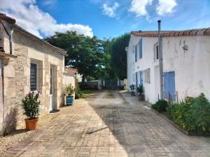 an alley between two buildings in a village at agréable maison de vacances en Charente-Maritime in Arvert +8 photos