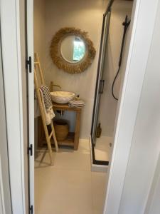ハベアにあるAmber Apartmentsの鏡と洗面台のあるバスルーム